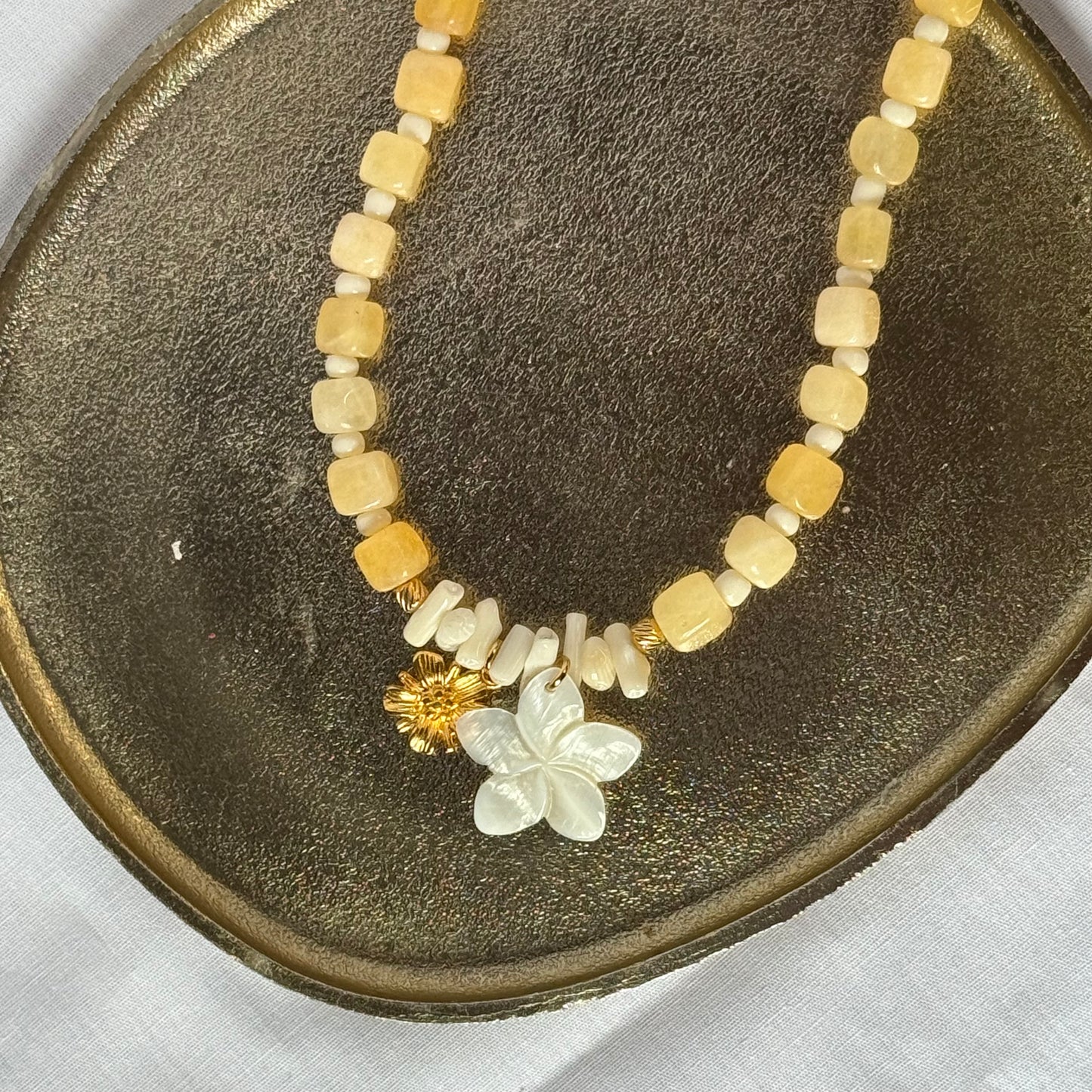 Ketting kralen met bloem (geel)