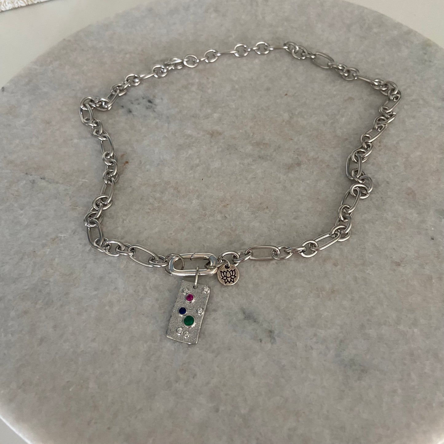 Ketting met bedel met gekleurde steentjes