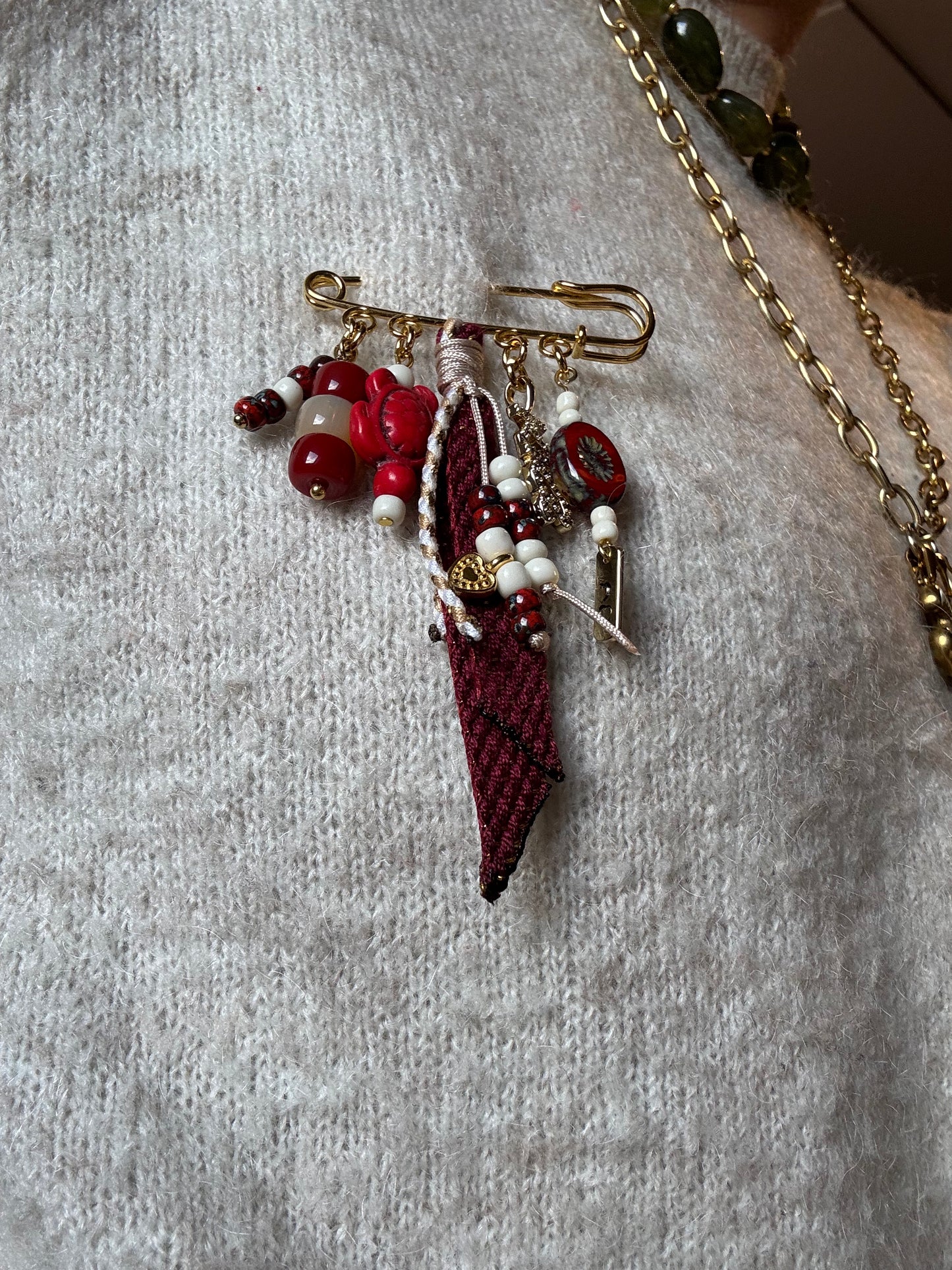 Broche (burgundy/beige)