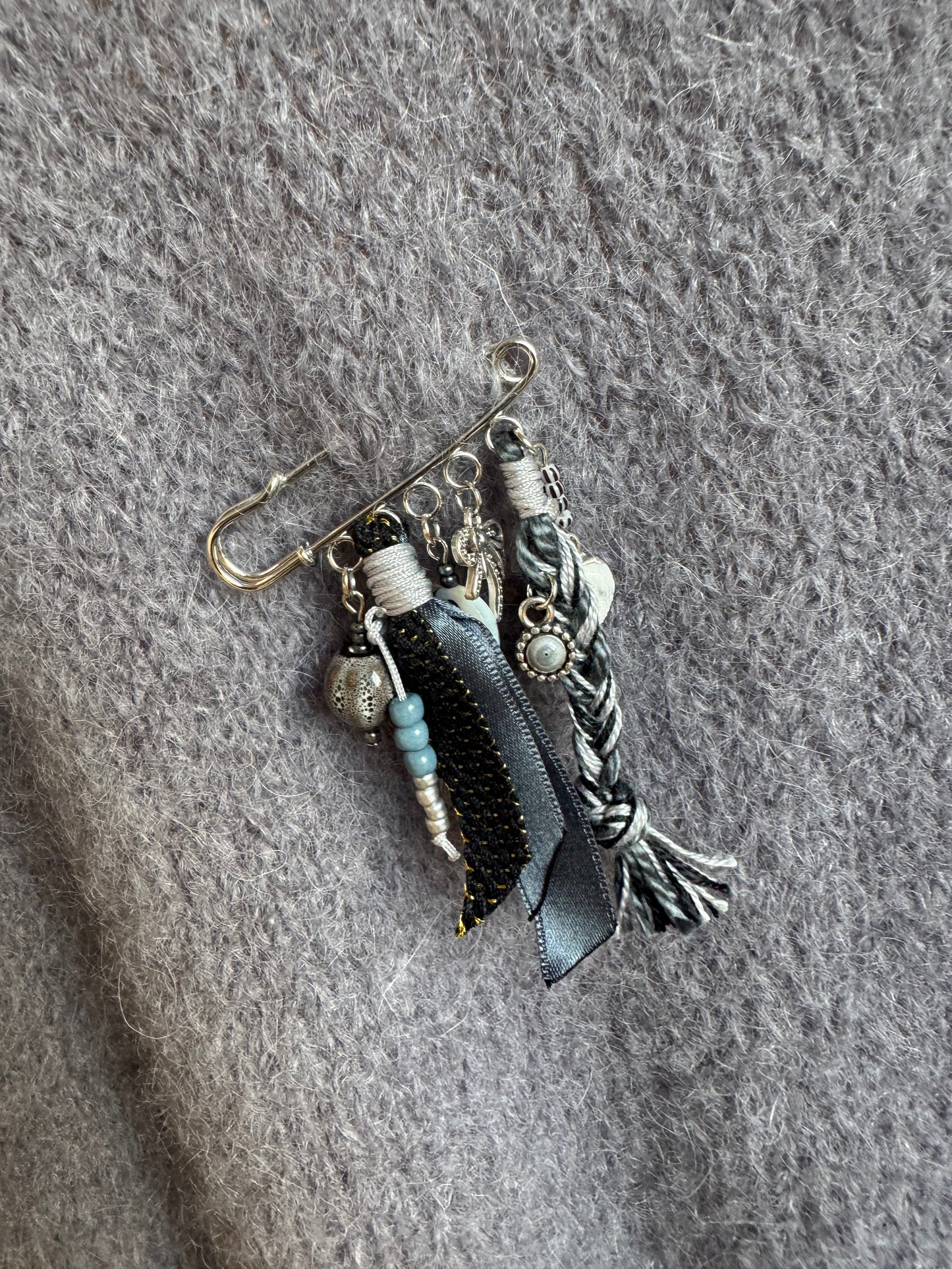 Broche (grijs/zwart) -> in het zilver