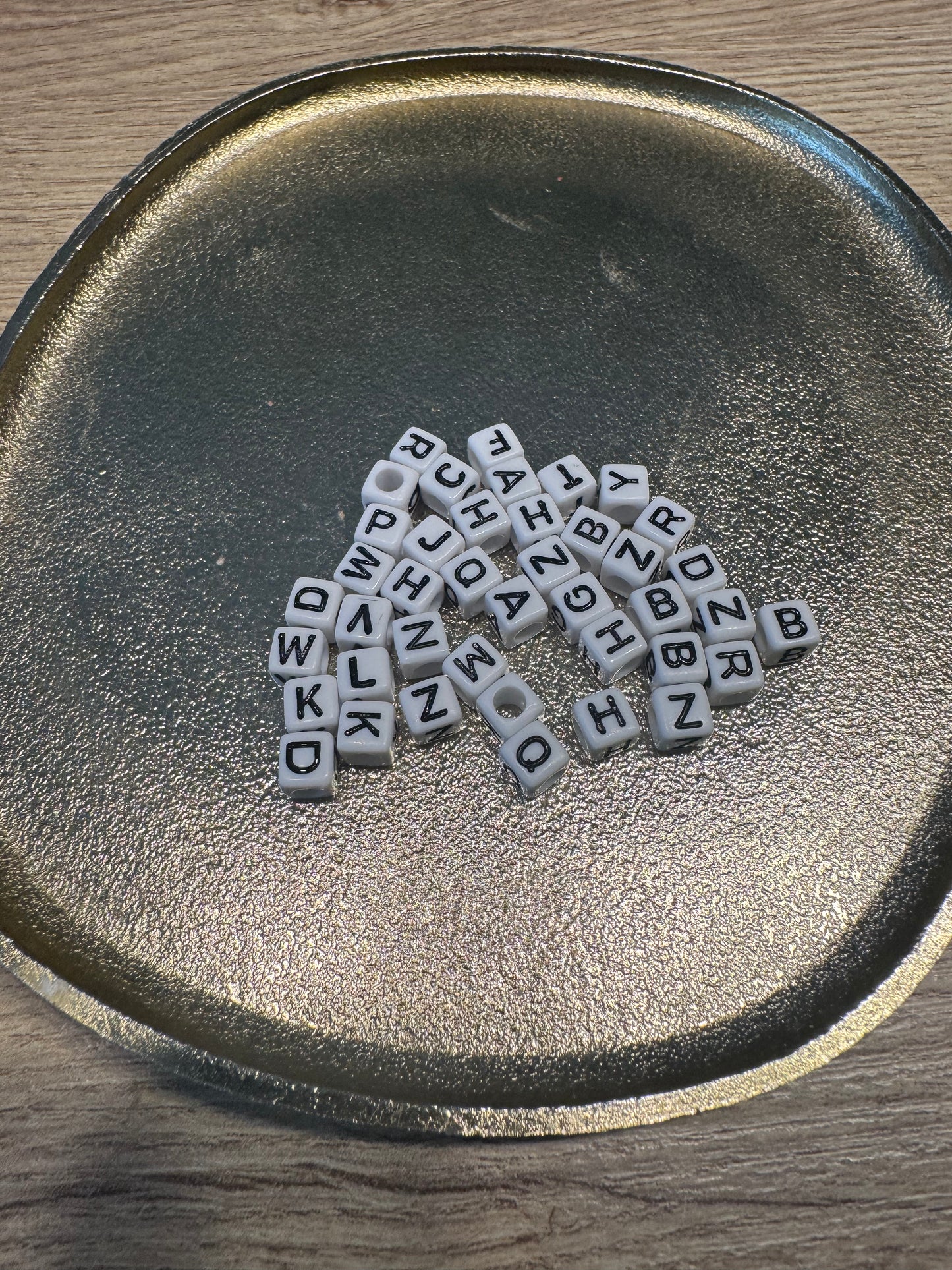 Witte kraal met letter