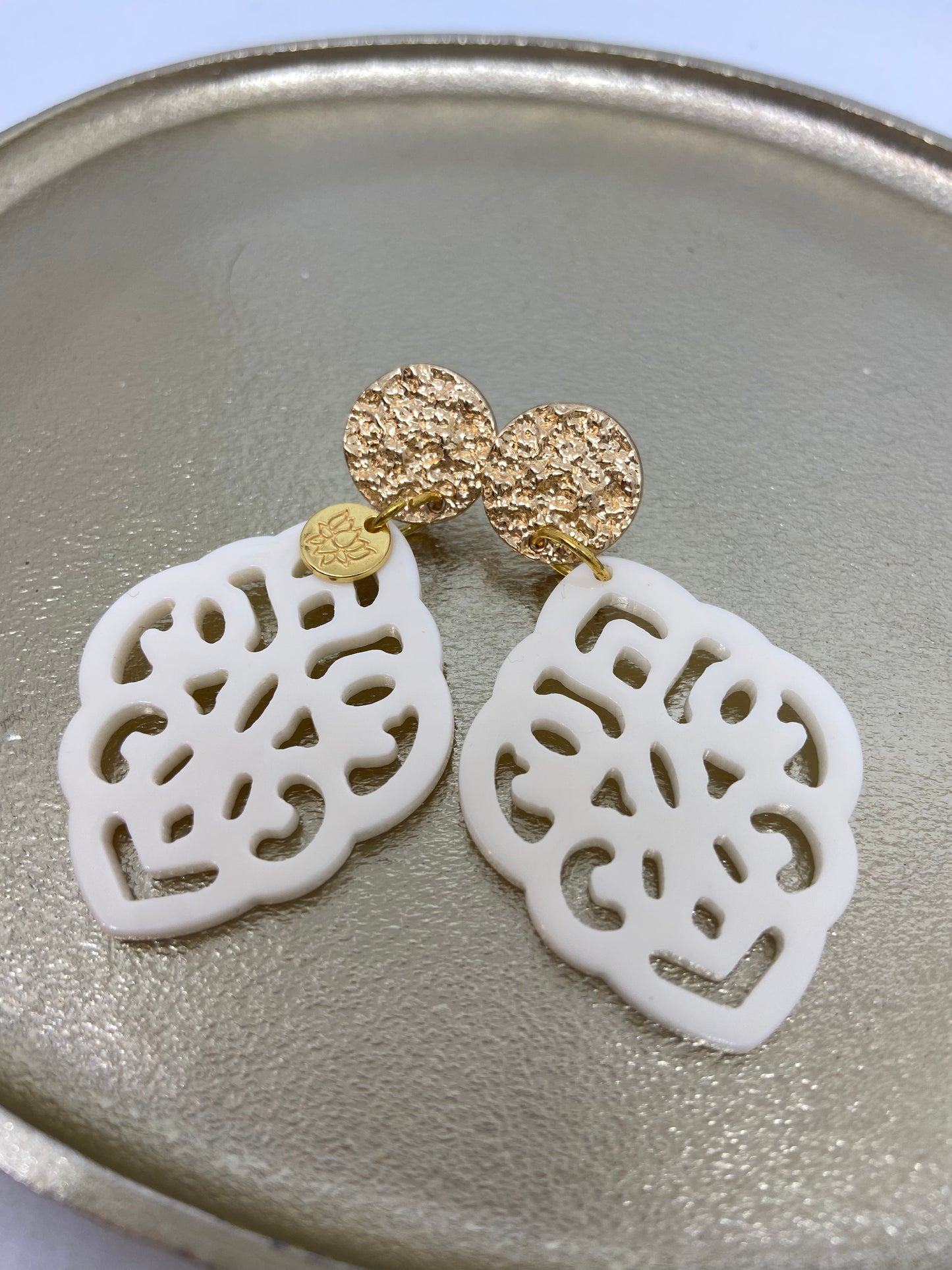 Oorbellen "resin barok ruit off white"