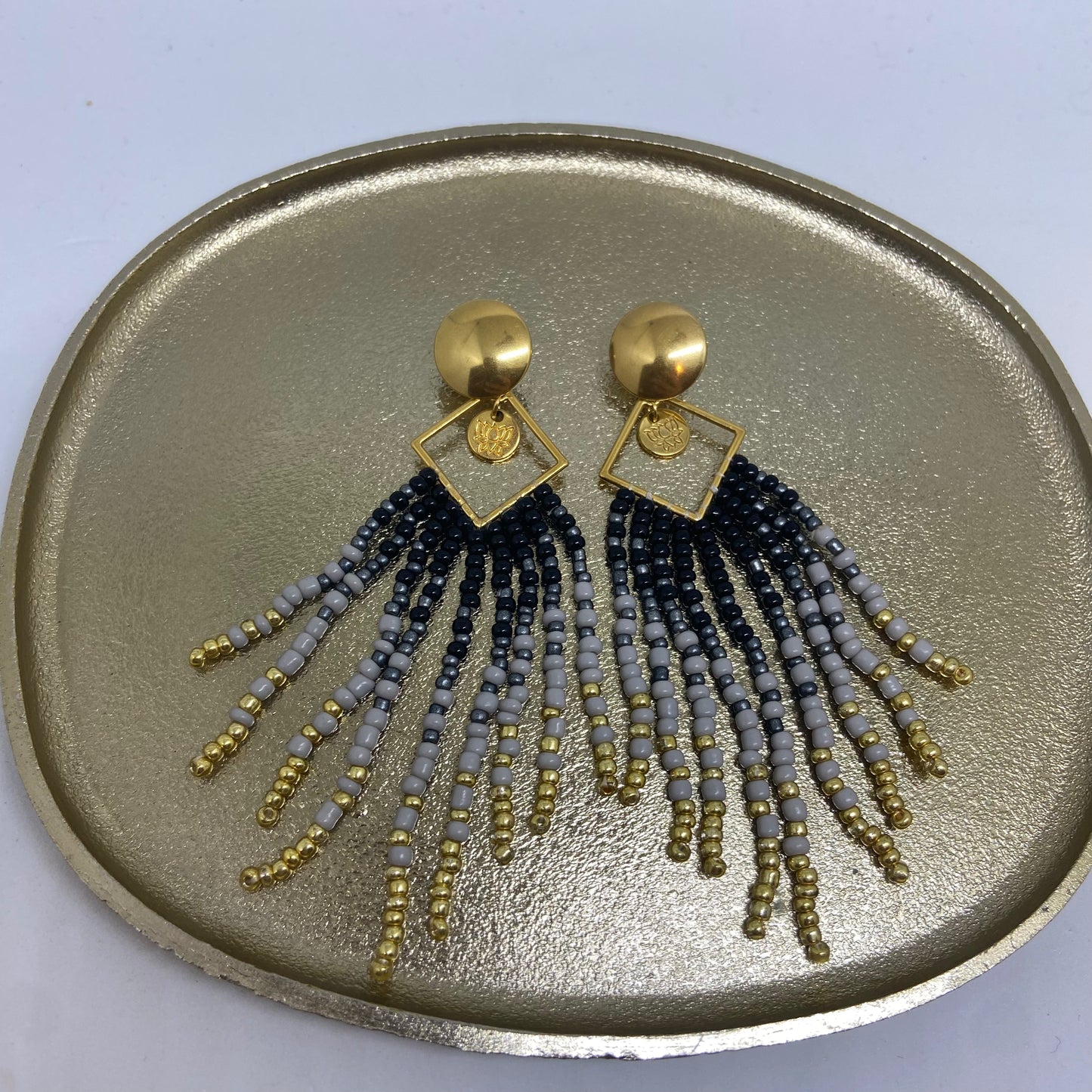 Oorbellen met kralen ( goud, grijs, zwart)