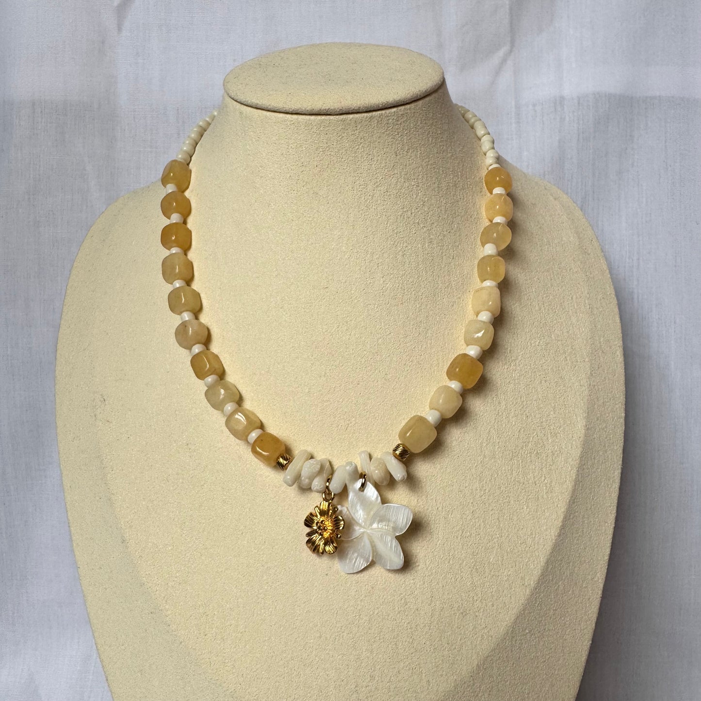 Ketting kralen met bloem (geel)