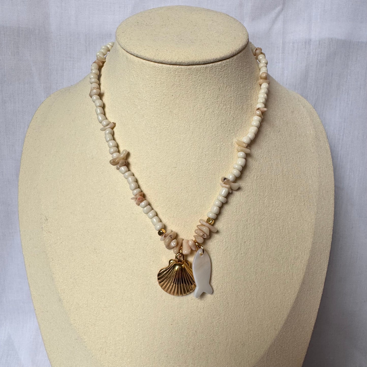 Ketting pareltjes en chips stone kralen  (beige)