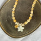 Ketting kralen met bloem (geel)