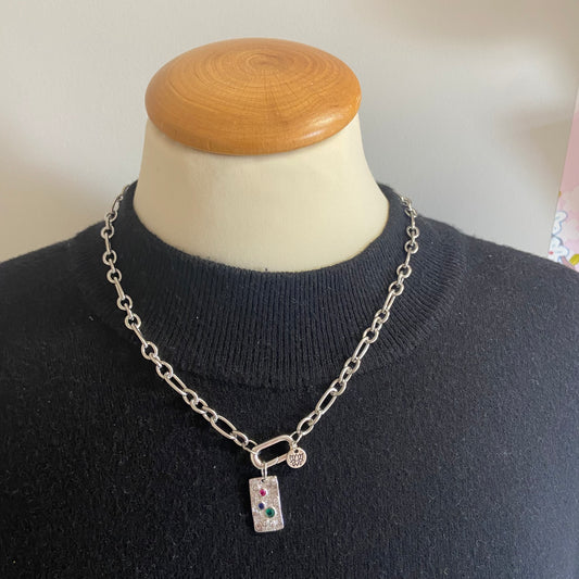 Ketting met bedel met gekleurde steentjes