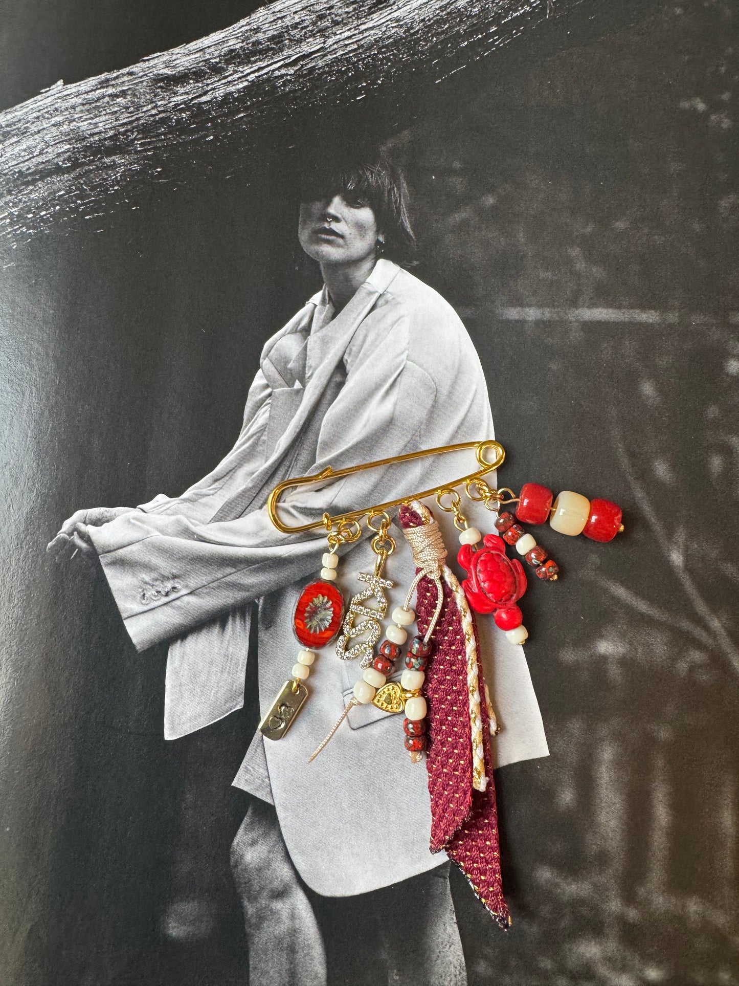 Broche (burgundy/beige)