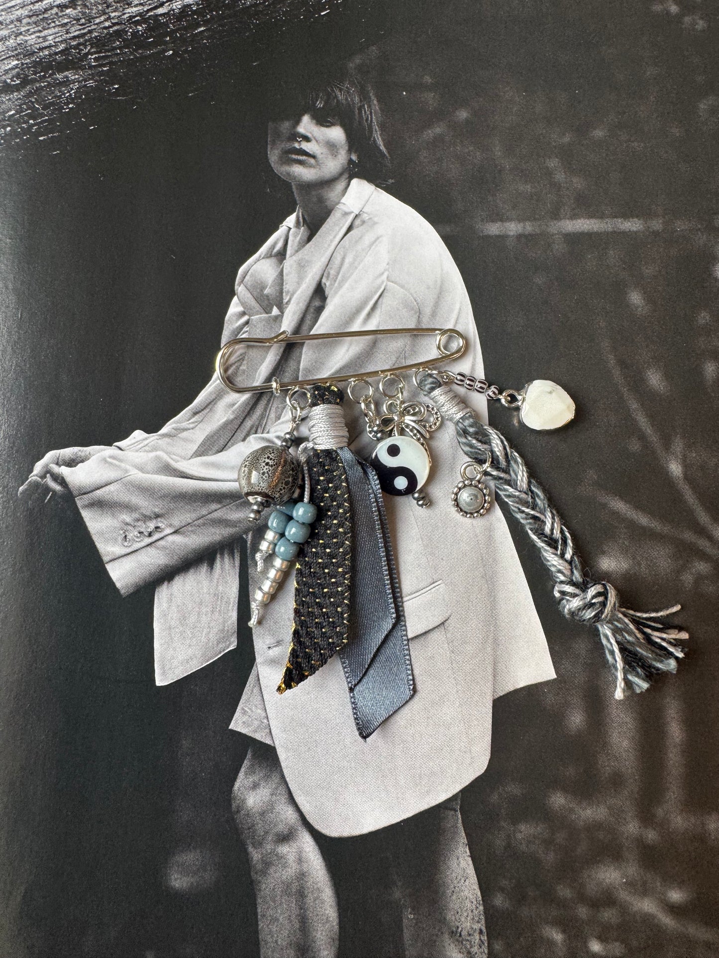 Broche (grijs/zwart) -> in het zilver