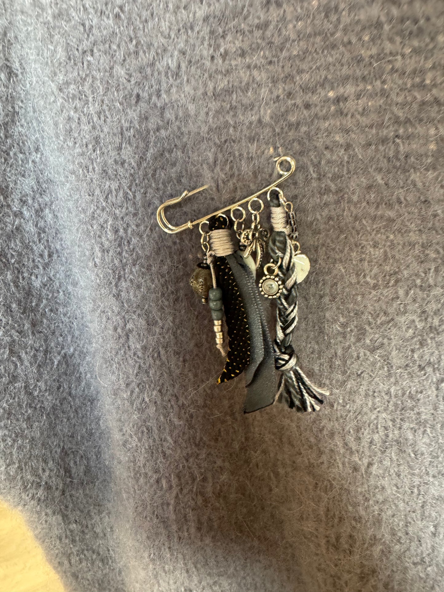 Broche (grijs/zwart) -> in het zilver