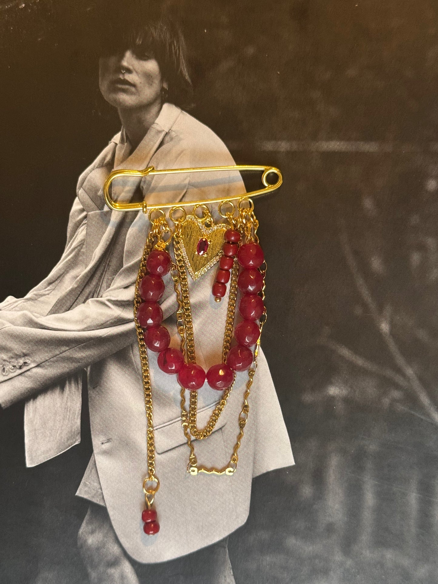 Broche (ketting bordeaux)