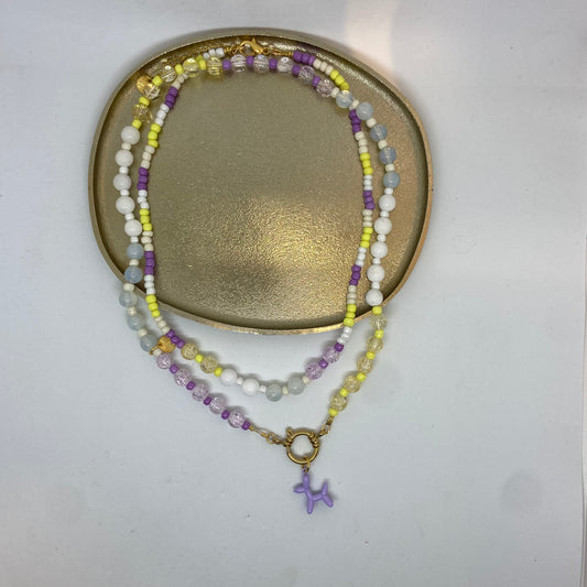 Kralenketting ( paars / geel / wit) met hondje