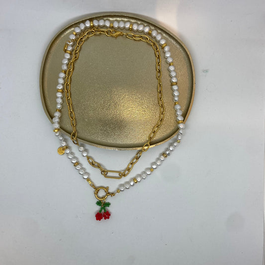 Parelketting (witte parels) met kersje