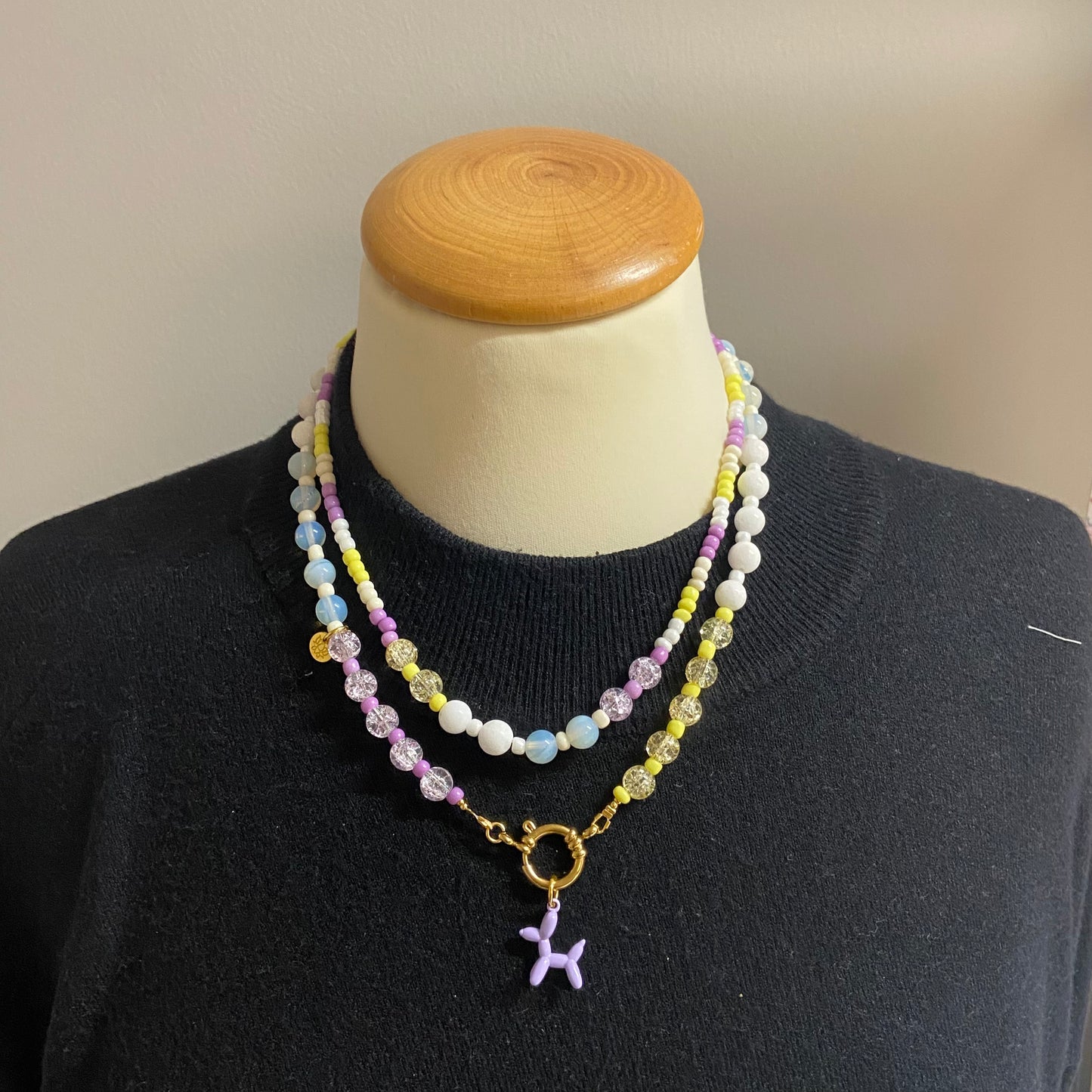 Kralenketting ( paars / geel / wit) met hondje