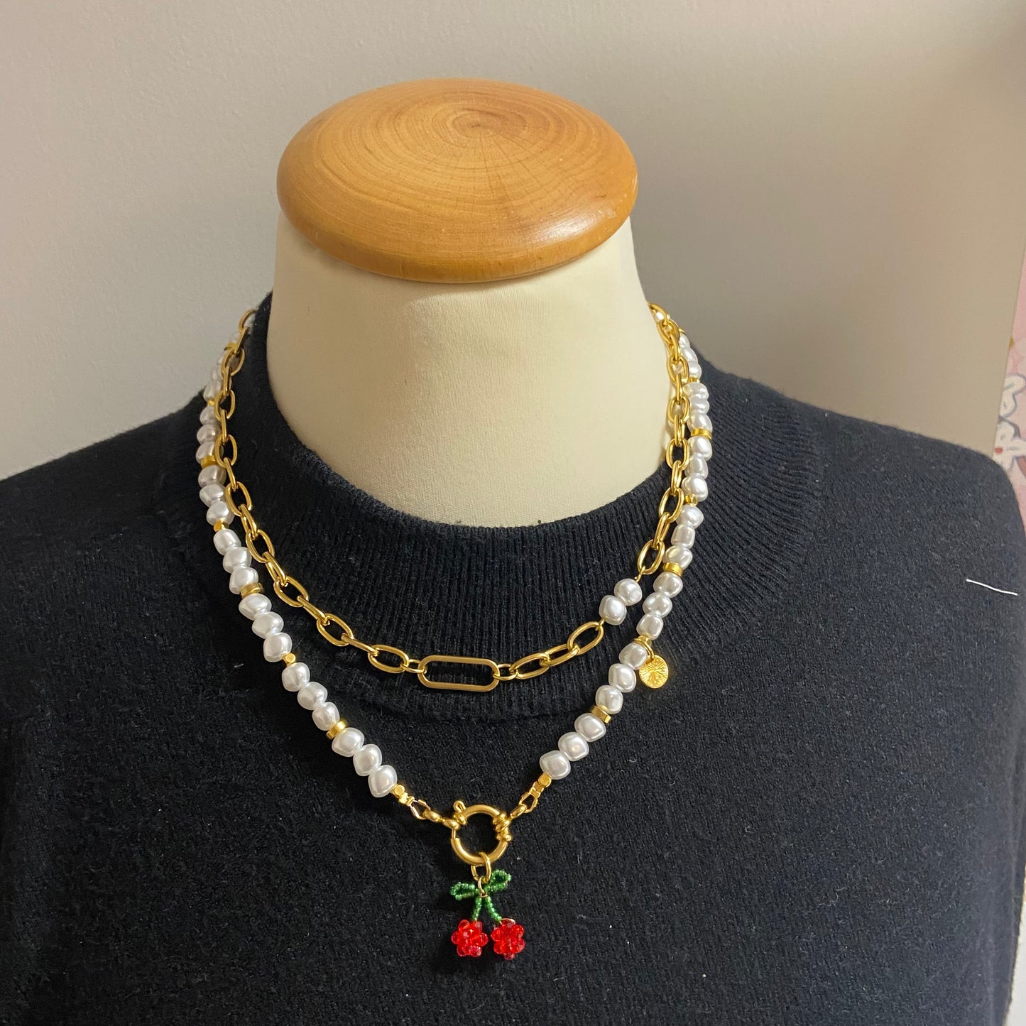 Parelketting (witte parels) met kersje