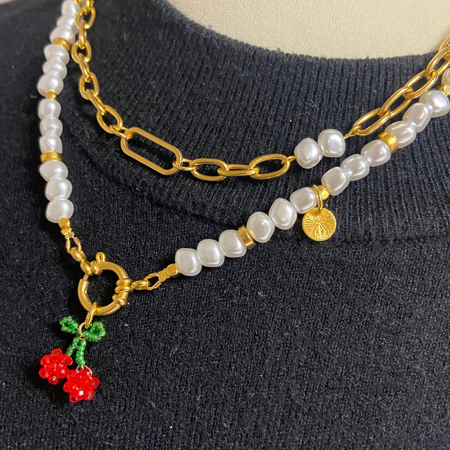 Parelketting (witte parels) met kersje
