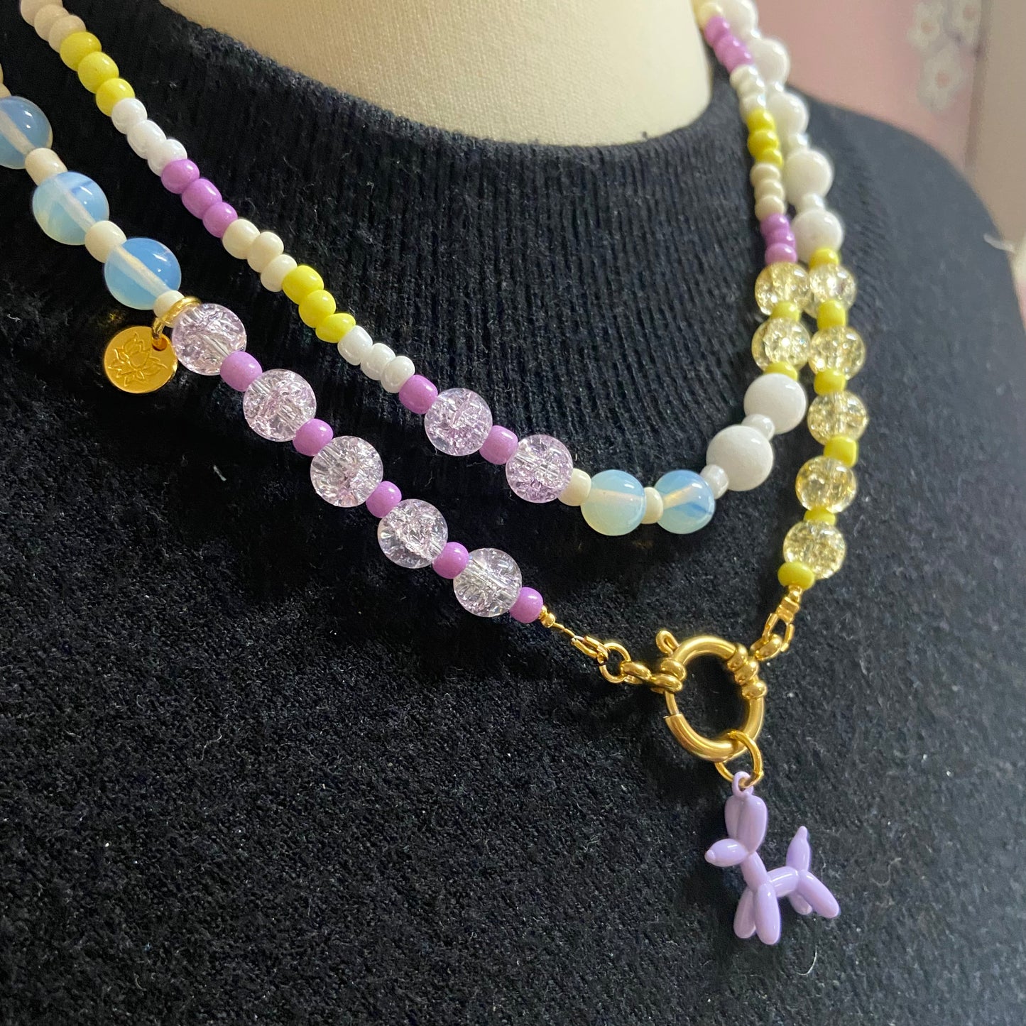 Kralenketting ( paars / geel / wit) met hondje