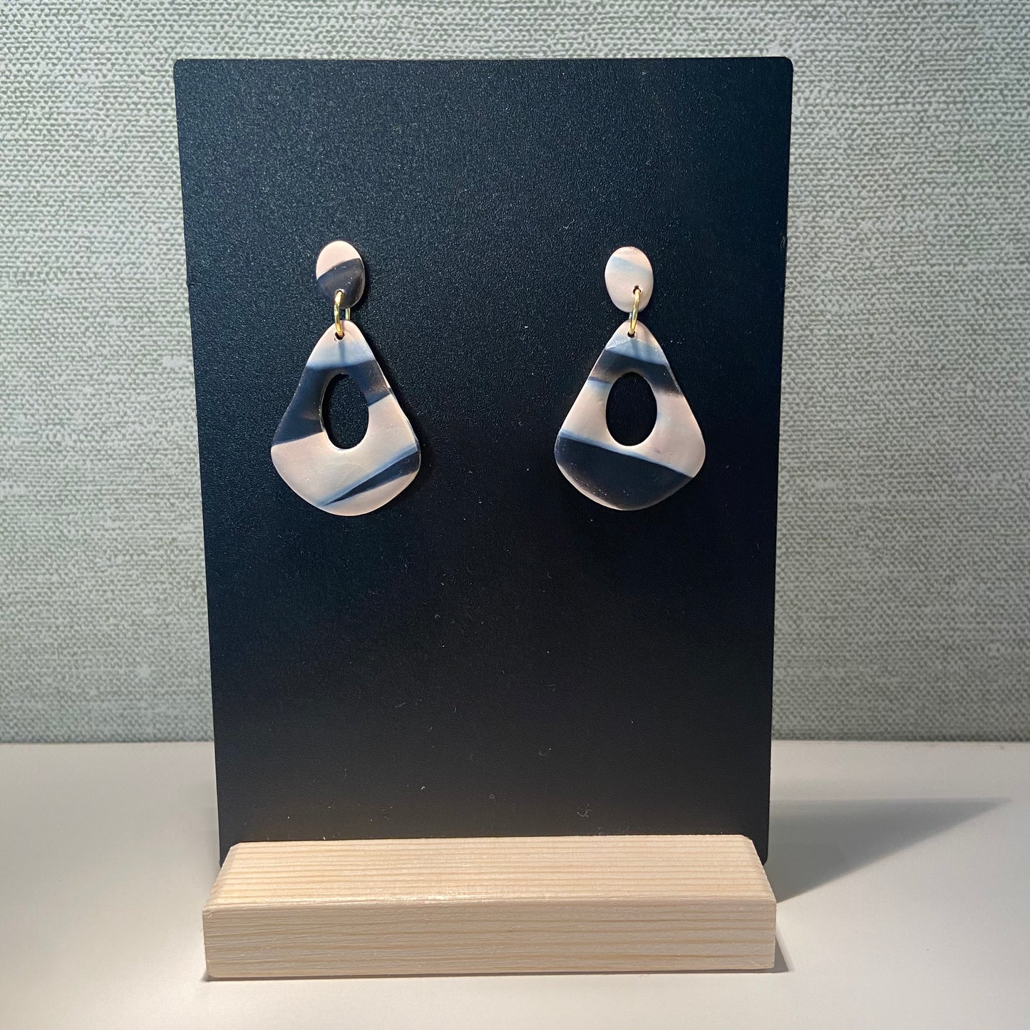 Oorbellen "zwart-beige 1"