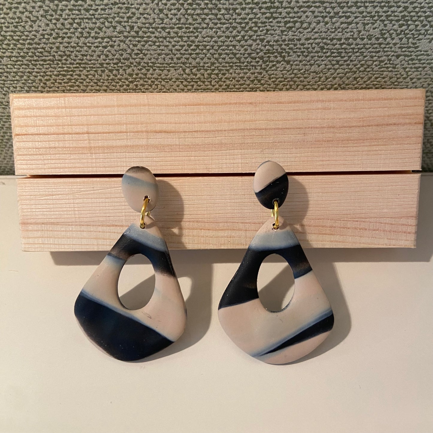 Oorbellen "zwart-beige 1"