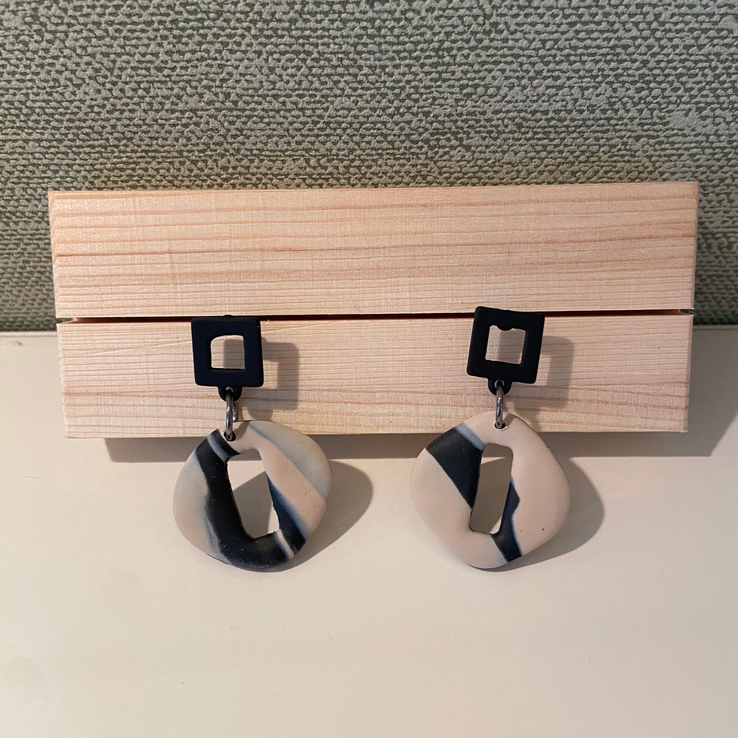 Oorbellen "zwart-beige 2"