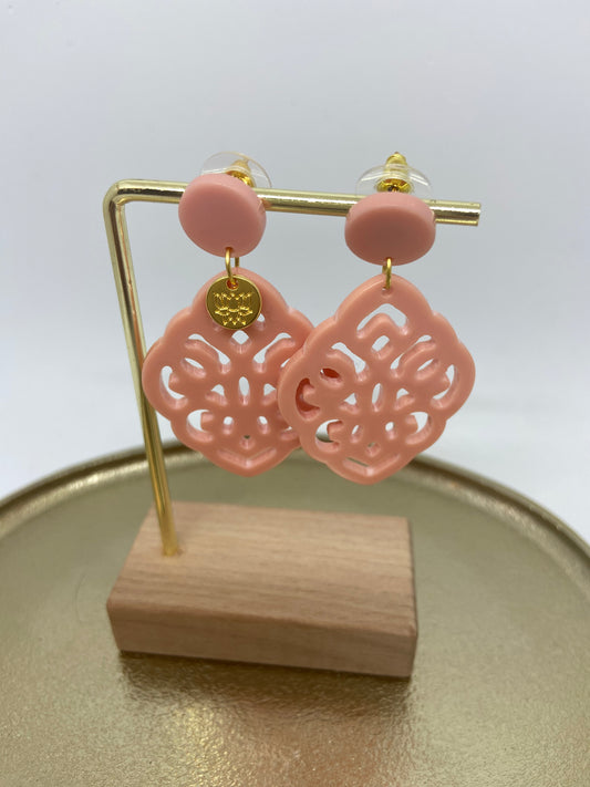 Oorbellen "resin barok ruit vintage pink"