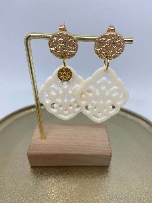 Oorbellen "resin barok ruit off white"