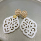 Oorbellen "resin barok ruit off white"