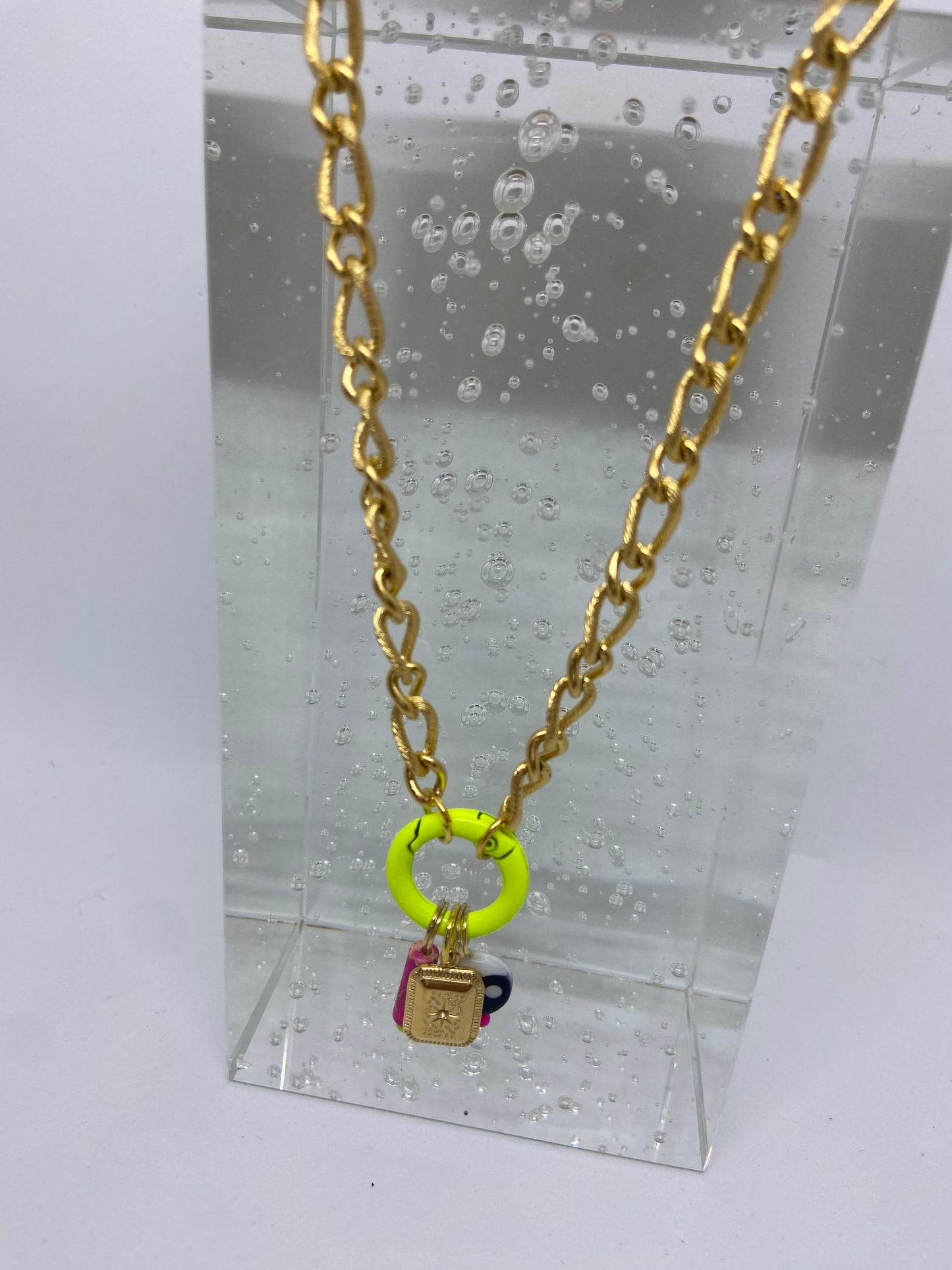 Ketting met fluo gele ring
