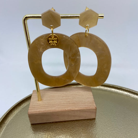 Oorbellen "Resin Ovaal Light semolina beige"